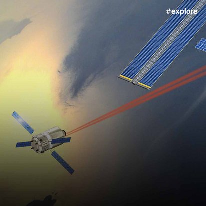 Künstlerische Darstellung der Internationalen Raumstation ISS im Weltraum mit ausgebreiteten Solarpanels. Ein roter Laserstrahl verbindet die ISS mit einem kleineren Satelliten, während die Erde im Hintergrund zu sehen ist.