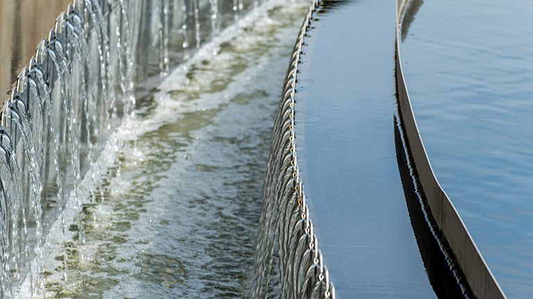 Überlauf im Nachklärbecken gereinigtes Wasser läuft in Rinne