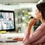 Fragen und Antworten zu den Online-Info-Veranstaltungen zur MPU Frau nimmt an einer Videokonferenz teil und schaut auf den Bildschirm mit mehreren Teilnehmern