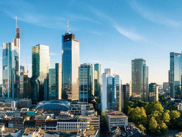 Panoramaaufnahme der Frankfurter Skyline mit modernen Wolkenkratzern