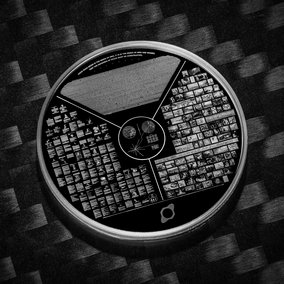 Eine runde Platte mit einer Vielzahl von Informationen und Bildern, die eine kulturelle Botschaft darstellen. Die Platte ist in mehrere Abschnitte unterteilt, darunter Text, Diagramme und Fotos, die verschiedene Aspekte der Menschheit und Wissenschaft zeigen. Sie liegt auf einer strukturierten Oberfläche.