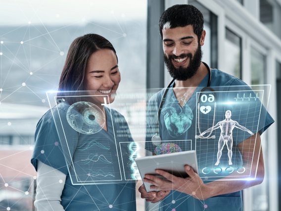 Ärzte in einer Klinik und betrachten eine digitale 3D-Darstellung