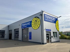 TÜV NORD Prüfstation in Wunstorf für Hauptuntersuchungen, Fahrzeugprüfungen und technische Abnahmen.