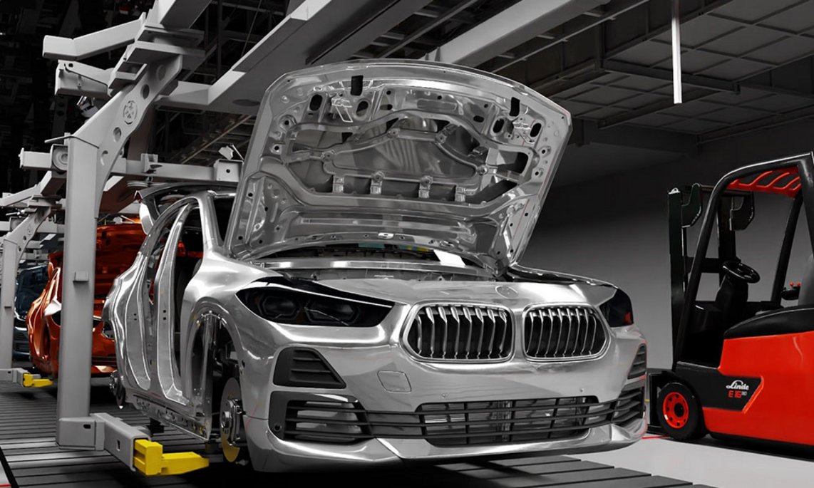 Ein silberner BMW in einer Autofabrik mit geöffneter Motorhaube und teilweise montierter Karosserie auf einer Produktionslinie. Rechts ist ein roter Gabelstapler zu sehen.