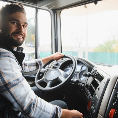 Ein Straßentransportdienstleister liefert Ware für Kund:innen.