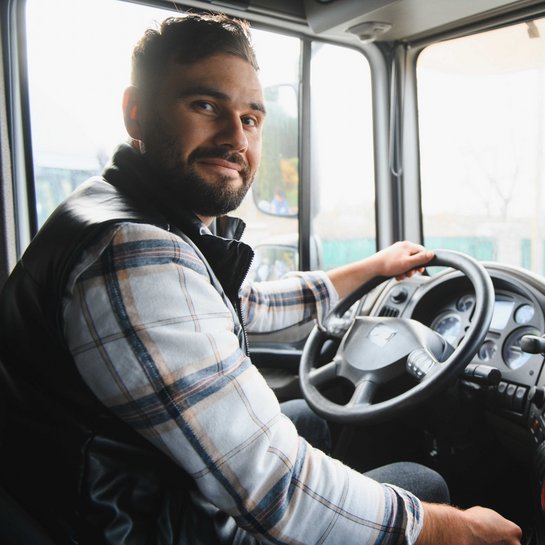 Ein Straßentransportdienstleister liefert Ware für Kund:innen.