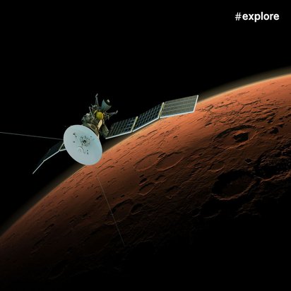 Eine Raumsonde mit weißer Parabolantenne und Solarpaneelen umkreist den Mars im Weltall. Der rötliche Planet mit seiner kraterreichen Oberfläche nimmt den größten Teil des Bildhintergrunds ein.