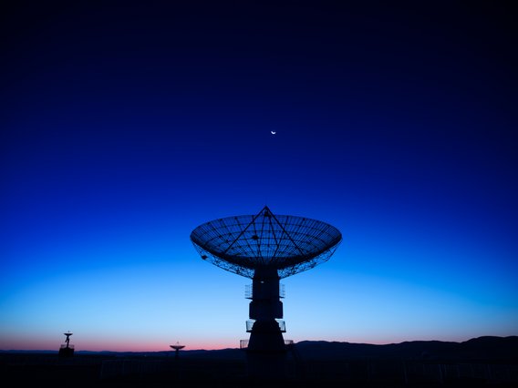 Parabolantenne-Radioteleskop-Satelitenschüssel Parabolantenne zum Empfangen von Signalen aus dem Weltraum bei Nacht
