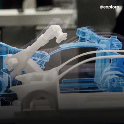 Eine Doppelbelichtung zeigt die Silhouette einer Autoproduktion mit Roboterarm-Schweißarbeiten und überlagert blaue digitale Hologramm-Darstellungen von Fahrzeugkomponenten. Das Bild veranschaulicht die Verschmelzung von traditioneller Fertigung mit digitaler Technologie und Industrie 4.0-Konzepten.