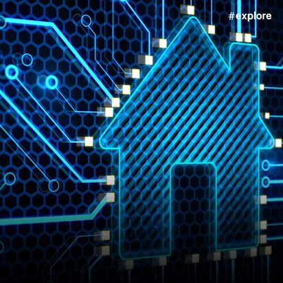 Futuristische digitale Darstellung eines Hauses mit blau leuchtenden Schaltkreisen und Verbindungslinien vor einem dunklen Hintergrund mit Wabenmuster. Das stilisierte Haus-Symbol ist von elektronischen Leiterbahnen umgeben, die das Konzept eines vernetzten Smart Homes visualisieren.