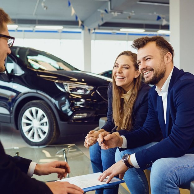 Beratungsgespräch im Autohaus