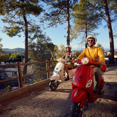 Motorrollerfahrt durch malerische Landschaft Zwei Personen fahren auf Motorrollern durch eine landschaftliche Umgebung