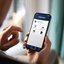 Nutzung der TÜV NORD Fahrschüler-App auf einem Smartphone Person nutzt TÜV NORD Fahrschüler-App auf einem Smartphone