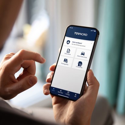 Fahrschüler-App TÜV NORD Person nutzt TÜV NORD Fahrschüler-App auf einem Smartphone