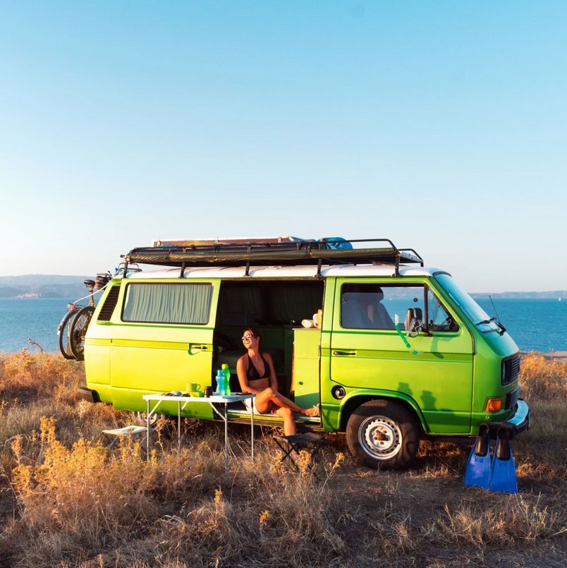 Grüner Campervan am Meer für Outdoor-Abenteuer