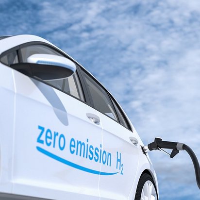 Ein Auto tankt Wasserstoff