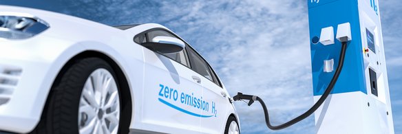 Ein Auto tankt Wasserstoff