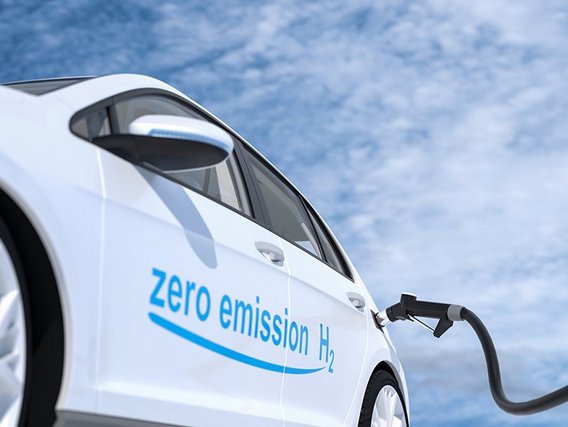 Ein Auto tankt Wasserstoff