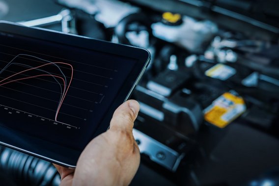 Digitale Motoranalyse auf Tablet