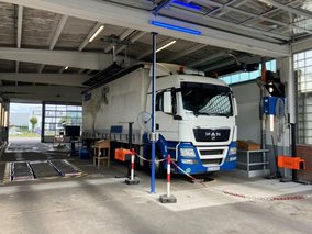 LKW in der Prüfhalle der TÜV NORD Station Geldern während einer technischen Untersuchung.
