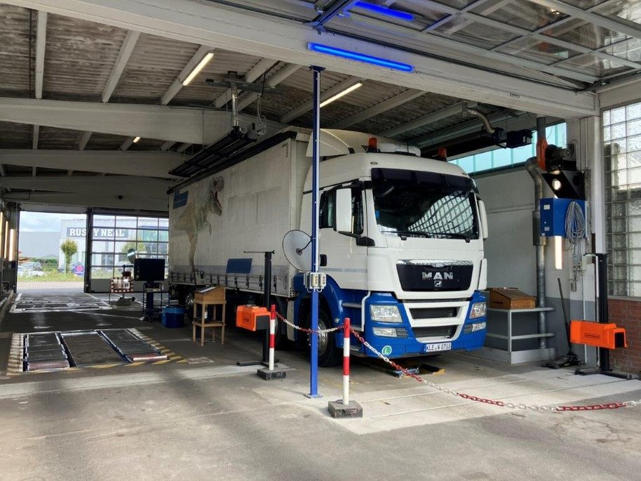 LKW in der Prüfhalle der TÜV NORD Station Geldern während einer technischen Untersuchung.