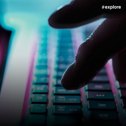 Eine Hand tippt auf einer Computertastatur in dramatischer Beleuchtung mit türkisen und violetten Neonfarben. Die futuristische Cyberpunk-Ästhetik vermittelt digitale Arbeit und moderne Technologie-Nutzung.WiederholenClaude kann Fehler machen. Bitte überprüfen Sie die Antworten.