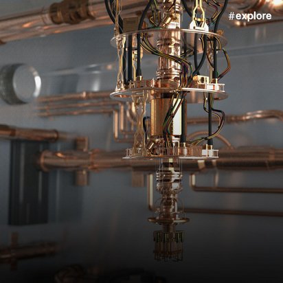 Komplexe technische Apparatur, wahrscheinlich ein Quantencomputer, hängend in einer Testkammer. Kupferrohre, Kabel und metallische Komponenten bilden eine zentrale Struktur umgeben von Kühlsystemen.