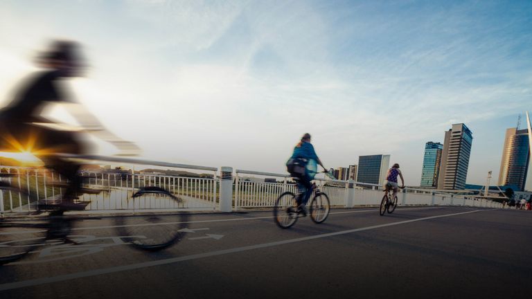 Das Comeback des Fahrrads Fahrradfahrer fahren über eine Brücke