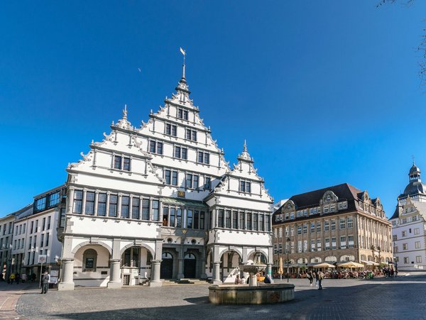 Blick auf das historische Rathaus von Paderborn auf dem Marktplatz
