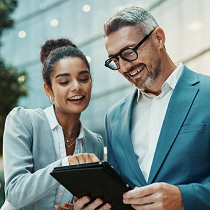 Personen im persönlichen Austausch - Teaserbild Treffen für freiberufliche Auditor:innen der Region Nord 2025