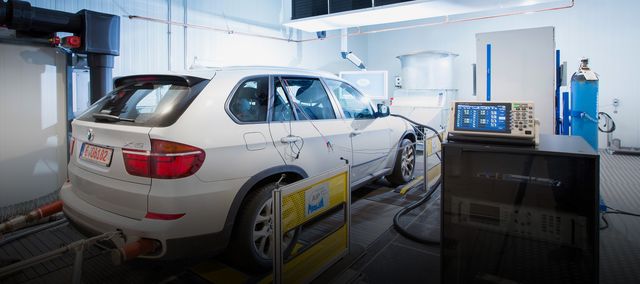 BMW X5 bei der Abgasprüfung