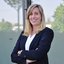 Foto von Henrike Wolter, blonde Frau mit dunklem Blazer und weißer Bluse