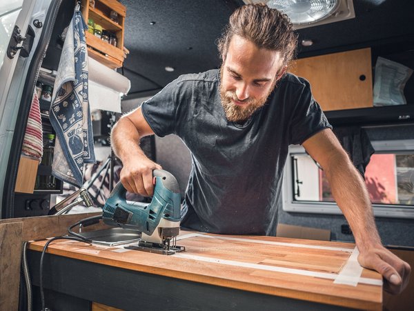 Handwerker bei der Arbeit in einem Wohnmobil