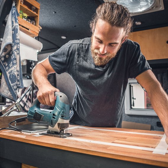 Handwerker bei der Arbeit in einem Wohnmobil