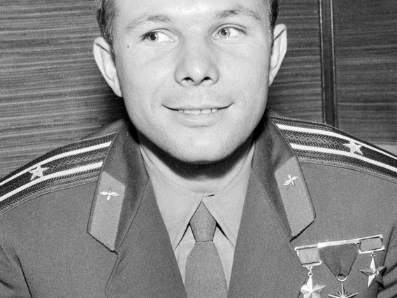 Schwarzweiß-Portrait von Juri Gagarin in sowjetischer Militäruniform mit Orden und Sternen.