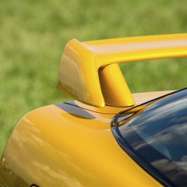 Gelbes Auto mit Tuning am Heck
