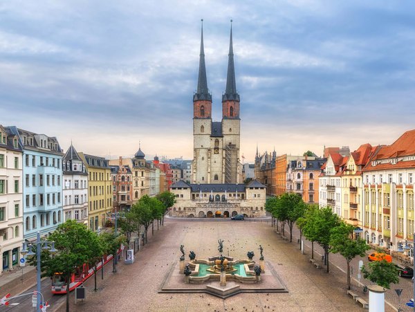 Marktplatz in Halle mit der Marktkirche und historischen Gebäuden