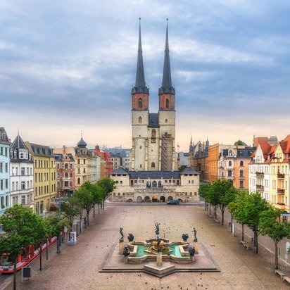 Marktplatz in Halle mit der Marktkirche und historischen Gebäuden