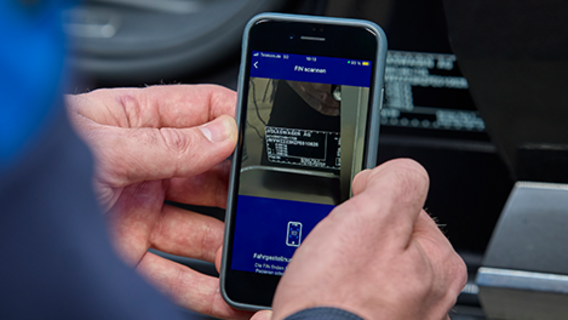 App von TÜV NORD Onboard Diagnose auf einem Smartphone in einer Hand