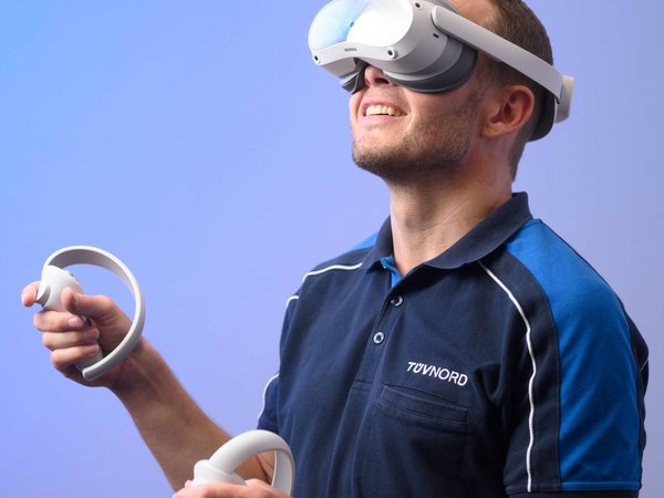 Mann absolviert mit VR-Brille ein KI-Training