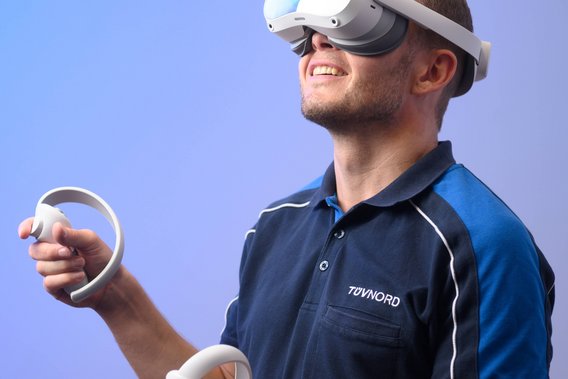 Mann absolviert mit VR-Brille ein KI-Training