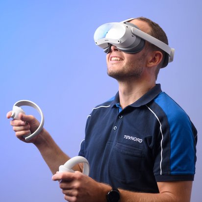 Mann absolviert mit VR-Brille ein KI-Training