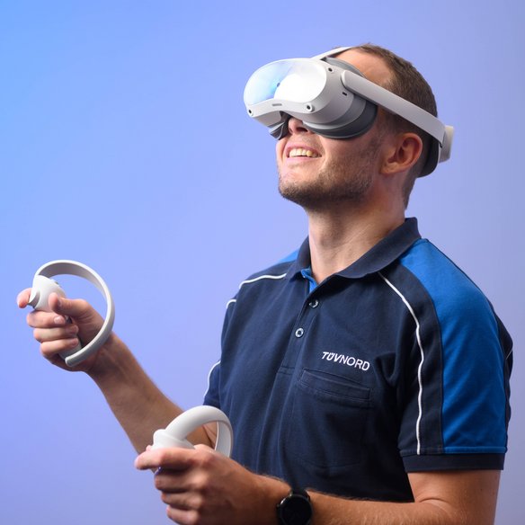 Mann absolviert mit VR-Brille ein KI-Training