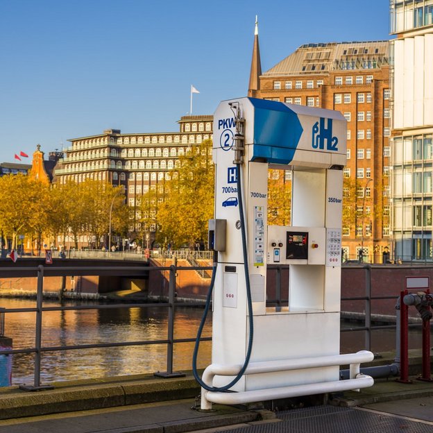 Wasserstofftankstelle vor einer Stadt-Kulisse