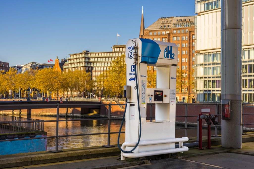 Wasserstofftankstelle vor einer Stadt-Kulisse