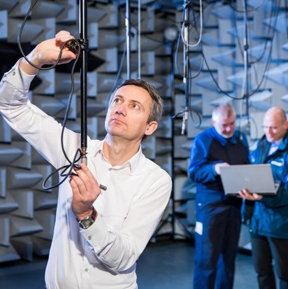 TÜV Mitarbeitende arbeiten im Schallprüfstand 