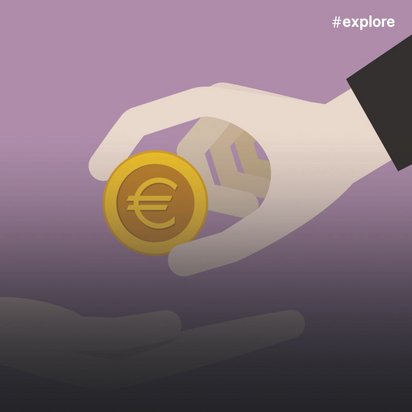 Hand im schwarzen Anzugärmel hält goldene Euro-Münze vor violett-blauem Hintergrund - symbolisiert Geldanlage oder Finanzgeschäfte.