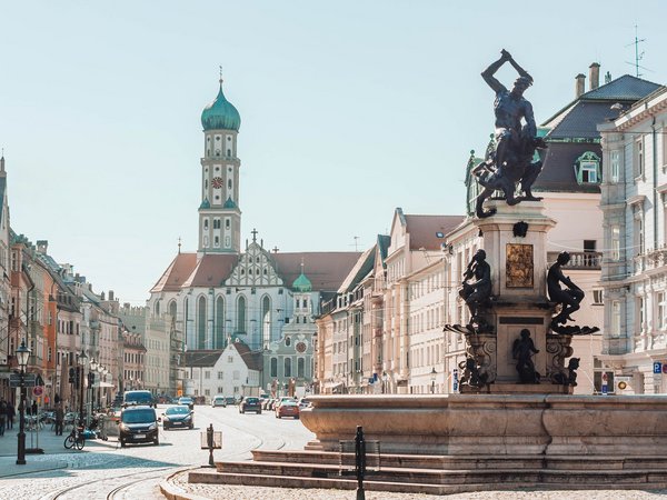 Ansicht des Augustusbrunnens und Perlachturms auf dem Rathausplatz in Augsburg