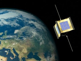 Ein Satellit mit Solarpaneelen schwebt vor der Erde, die Europa und Teile Asiens zeigt.