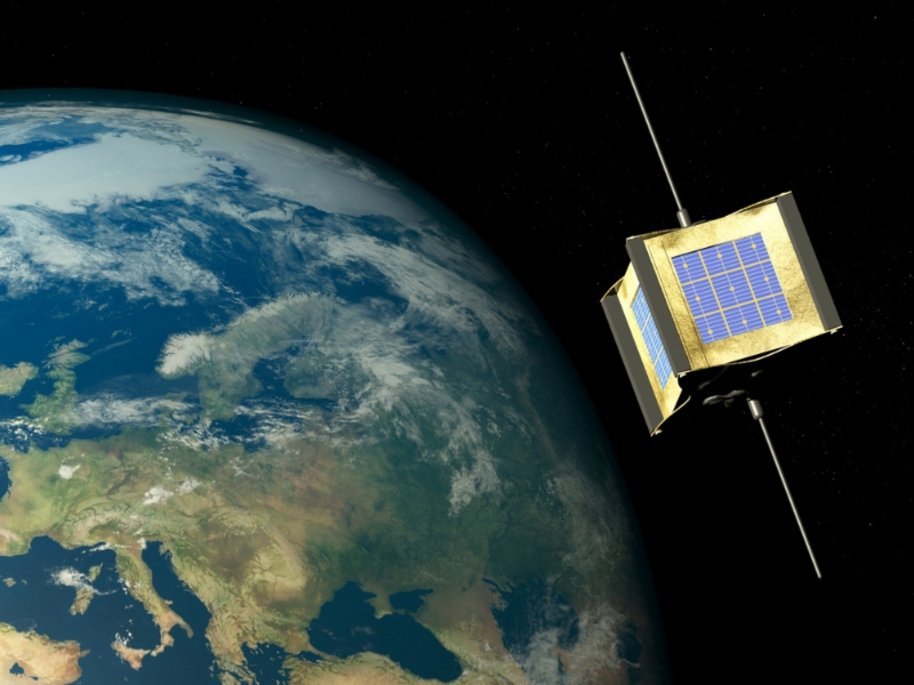 Ein Satellit mit Solarpaneelen schwebt vor der Erde, die Europa und Teile Asiens zeigt.